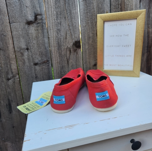 NWT TOMS Women's Classic Flat Color Coral Canvas Size 8 - Picture 3 of 5